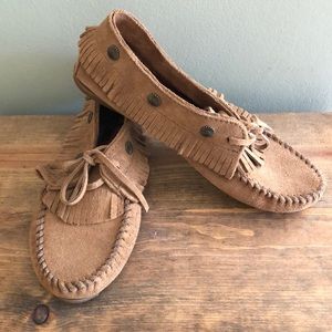 Minnetonka women’s fringe moccasin